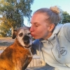 Bild från Kaananbadet av @p_borge - Mina favorittjejer! #kiss #puss #dog #dogsofinstagram #rescuedog #borderterrier #boxer #mixedbreed #hundarutanhem #kaananbadet