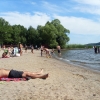 vi satt i mitten av stranden och det här är dess vänstra sida , volleybollnät och en stor grill vid 