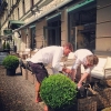 Gänget sliter hårt för att fixa uteservering inför dagens AW! #baramuse #hotelpigalle #afterwork