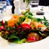Helgens somriga sallad med kallrökt norsk fjordlax, försommarens primörer & hovmästarevinaigrette. 
Trevlig helg allesamman!!