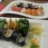 10 bitar sushi, plus en liten minimaki.