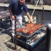 Nu är Fritz igång med grillningen! 