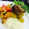Dagens lunch, färsbiffar med tzatziki och chilirostade rotfrukter 80kr