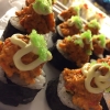 Maki-sushi toppad med kryddig laxröra.