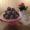 Visste ni att den älskade chokladbollen har fått en alldeles egen dag ;)
På söndag är det Chokladbollens dag!

Det firar vi med erbjudande:
Köp 3, betala för 2 - gäller fre-sön, både i servering eller om ni vill köpa med hem...