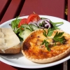 Ni vet väl att vi varje dag mellan kl.12-15 serverar enklare lunch, t.ex hemmagjord paj, bakpotatis, sallader mm.
64 :- och då ingår även kaffe/te på maten...