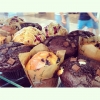 Idag har vi nybakta muffins i tre kategorier; blåbär, hallon och choklad #fika #lördag #welovefoodvaxjo #grandsamarkand