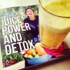 Homework i form av kvällsläsning med en tropisk smoothie. Världsbra receptbok som fungerade som vår lilla bibel när vi skulle ta fram vår smoothie meny... 11 timmar kvar till öppning... Sovgott kära kunder  #healthy #clean