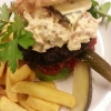 Då hade vi äntligen hamburgaren! Gjord på högrev serveras på ljust surdegsbröd med sallad från bullaren, röd sås, coleslaw me bacon o påverås blå.