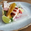 Taco med confiterad fläsksida, äpplen ingefära & rawslaw.
