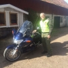 Idag kom årets första motorcyklist på besök :-) även om cafeet inte var öppet så var han ändå välkommen in på kaffe och fika!!
Tror säkert att Kjell Weber från Torslanda kommer tillbaka i sommar!!!
