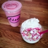 När solen väl tittar fram kan det vara gott med en smoothie eller Frozen Yoghurt. Här toppat med polkaströssel, krossade bondkakor, maräng och grädde :)