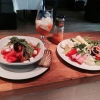 Som lovat har jobbet på menyn börjat, och det har resulterat i två¨nya sallader. Till vänster har vi en lätt och somrig melonsallad med fetaost, lök och oliver. Den andra är en så kallad asorti, där finner ni ett större urval av grönt, plus lite ost och r