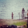 Bild från Kairobadet av @micks84 - Nakenfis skjuter vattenpistol på kusin.