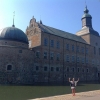 Bild från Vadstena slott av @monicalundbom - Sist jag besökte Vadstena var på min konfirmationsresa (13-14 år sedan?). Har runnit en del vatten under broarna sen dess, men det var fortfarande lika historiskt intressant som jag mindes det. Lärde mig t.ex a