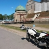 Bild från Slottsgården av @ca.bang - Plötsligt var det ett slott och en stor sjö i vägen, Vadstena.