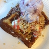 Våffla med glass, grädde, sylt och nötkross - mumma!