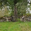 Kyrkogården omgärdas av en mur