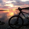 Bild av @nissehahn - Efter en dag i bilen är det skönt att ta sig en kvällstur. #trek #bicycle #bike #cycle #cykla #storsjön #brunfloviken #jämtland