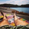 Bild av @davitzo - Skirsjön bjuder på stekheta klippor och 24 grader i vattnet :3