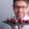 Emanuel Andrén presenterar de smakfulla Hallontryfflarna. Välkommen till oss!
