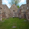 Stor kyrka. Man har låtit gravhällarna vila mot murarna. 