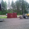 I tisdags resade vi bort gräs och fyllde på med nytt grus på gårdsplanen, fint blev det!