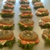 Lilla bageriet tisdag!!  Vi har laddat upp med skagen, rostbiff,ost/ skink, kyckling lunchmackor samt våra stora räkmackor som garanterat räcker till som lunch. I kondisdisken finns glasswinerbröd, jordgubbswinerbröd, jordgubbstårtor, krämbullar mm, matbr