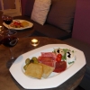 Tapastallrik med ett glas husets röda är inte helt fel en måndagkväll