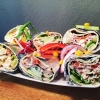 Denna vecka får Masterpiece några nyheter på menyn! Först ut är dessa goda rullar! Wraps med kyckling och curry, tonfiskröra eller vegetarisk med fetaost och soltorkade tomater, 65:- Hur gott (och nyttigt) som helst!