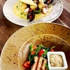 Helgen specialare! 

Förrätt: 
Grillad kalvbräss med smörslungad grönsakssallad & grovt senapssmör.

Varmrätt:
Ungsbakat rödingpaket fylld med spenat, passionsfrukt smörsås & smörslungade primörer.

Mycket välkomna!