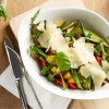 INSALATA DI ASPARAGO
Stekt grön och vit sparris blandas med kokt potatis som slungats i pesto. Detta kombineras med kryddig rucola, paprika, haricot vertes, körsbärstomater och smakrika semitorkade tomater som toppas med lite Grana Padano. Se säsongens al
