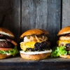 Helgen närmar sig med storsteg och sommaren ligger i luften! Sväng förbi, häng ut på vår gosiga uteservering och frossa i mängder från grillen :D
Vi ses vänner våra!
#smögen #burgers #surfersinn