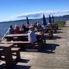 Äntligen kan folk sitta på bryggan och njuta av det fina vädret☀️
