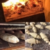 Då var vi i full gång igen! Bröd, bullar, croissanter etc. jäser och gräddas för fulla muggar, det brinner i ugnen, doften stiger upp ur skorstenen. Varmt välkomna till oss i sensommarsolen! Vi har öppet fredagar kl. 7-17 och lördagar kl. 7-16. Precis som