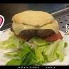 Köttet kommer från BERGS GÅRD hamburgaren  är gjord av JOHAN AHLVIK och brödet är bakat av ANN-SOFI ALBERG.