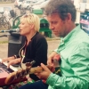 Så sent som i fredags kväll var allt som det ska vara i juli: vindstilla solnedgång, 21 grader, glada sommarklädda gäster, stressad personal och en spontant inbokad jazzduo från Köpenhamn i form av fantastiska Lone och Assi.
I dag, söndag, är minnet av de