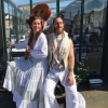 Den lyckliga servitrisen, till vänster i bild, fyllde 26 år här om dagen. På fredag avslutar hon sin 13:e säsong i Mölle hamn på Knafves. .Andra roller och andra scentiljor väntar henne på teaterhögskolan i Luleå. Hon är riktigt, riktigt bra på även på de