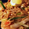 Pad Thai en välkänd rätt som är mångas favorit. 
Wokade risnudlar, vitkål, purjolök och lök. Serveras med citron, rostad piripiri och krossade jordnötter. 
Kan wokas med kycklingfilé (Gai), räkor (Gung), Tofu eller som vegetarisk.

På bilden med räkor, Pa