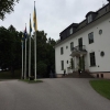 Ibland är det en riktig geografilektion att jobba bröllop. Här vajar Ukraina och Cubas flaggor jämte de svenska för att välkomna långväga gäster.