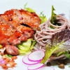 Grillad kycklingsallad med chili och kalla bockvetenudlar.