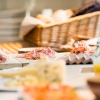 Ni vet väl att vår restaurang, Erikstorps Kungsgård, serverar frukostbuffé varje lördag - söndag mellan 07.00 - 09.00 öppet för alla. Förbokning krävs. 
99 kr för alla som bor på Mötesplats Borstahusen, 119 för övriga. 
Boka er plats direkt på www.eriksto