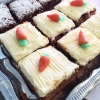 För dig som är sugen på någon smaskig dessert efter lunchen, prova denna! Vår krämiga morotskaka med marsipanmorötter på.

Hälsningar, Lina med personal