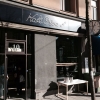 Det är smygöppnat! Och solen skiner. Och vi bjuder på brygg på gatan. Välkomna!