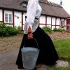 Nu är teatersommar igång hos oss. Duktiga Camilla och Andreas spelar tisdagar, onsdagar och fredagar från 18,30 på vår innergård. Pjäsen heter Guds djärvaste ängel och biljetter säljer de via kulturbiljetter.se och på plats 30minuter innan.