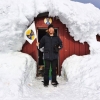 Så här glad kan man bli när man kämpat sig upp för Åre Skutan och sen njutit av en våffla. Vår fina modell heter Viktor.

Foto av Josefin Lundberg.