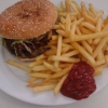 Hamburgartallrik med bacon och ost