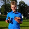 Stort grattis till vår duktiga junior Adam Samnegård som vann på Skandia Tour Regional som spelades på Wiredaholm GK.
Adam vann med 3 slag före 2:an och gick de 36 hålen på par.
Härligt spelat Adam!!
