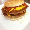 Vad sitter bättre än en fet och saftig hamburgare en dag som denna? Inte mycket!
Välkomna in!