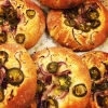 Minifocaccia med rödlök, jalapeno & parmesan. Trevlig helg!